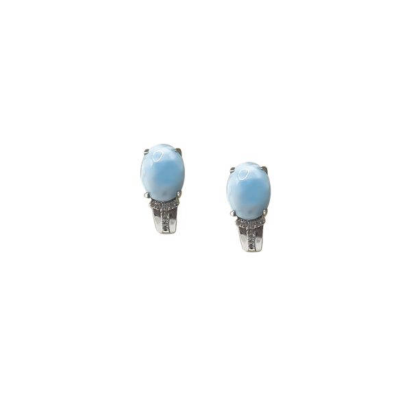 Aretes de Larimar abrazando