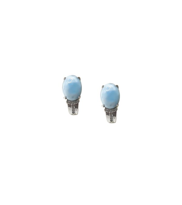 Aretes de Larimar abrazando